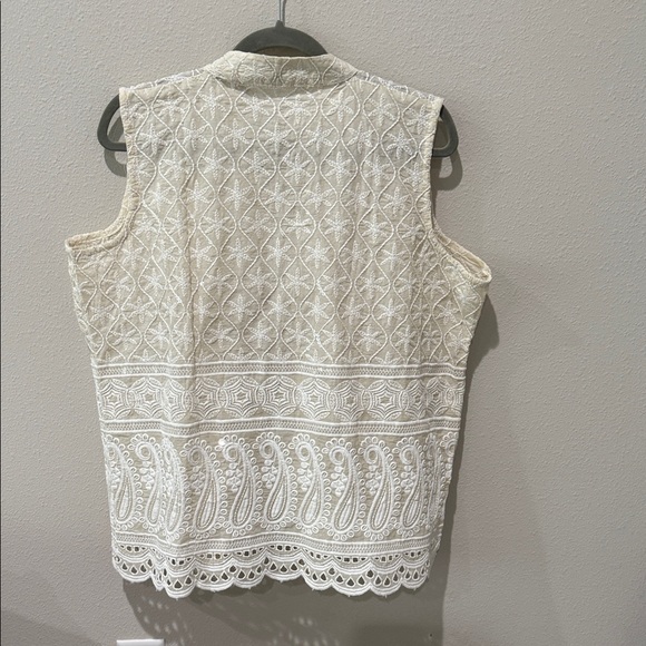 Elegant Cream Lace Vest - Picture 6 of 6